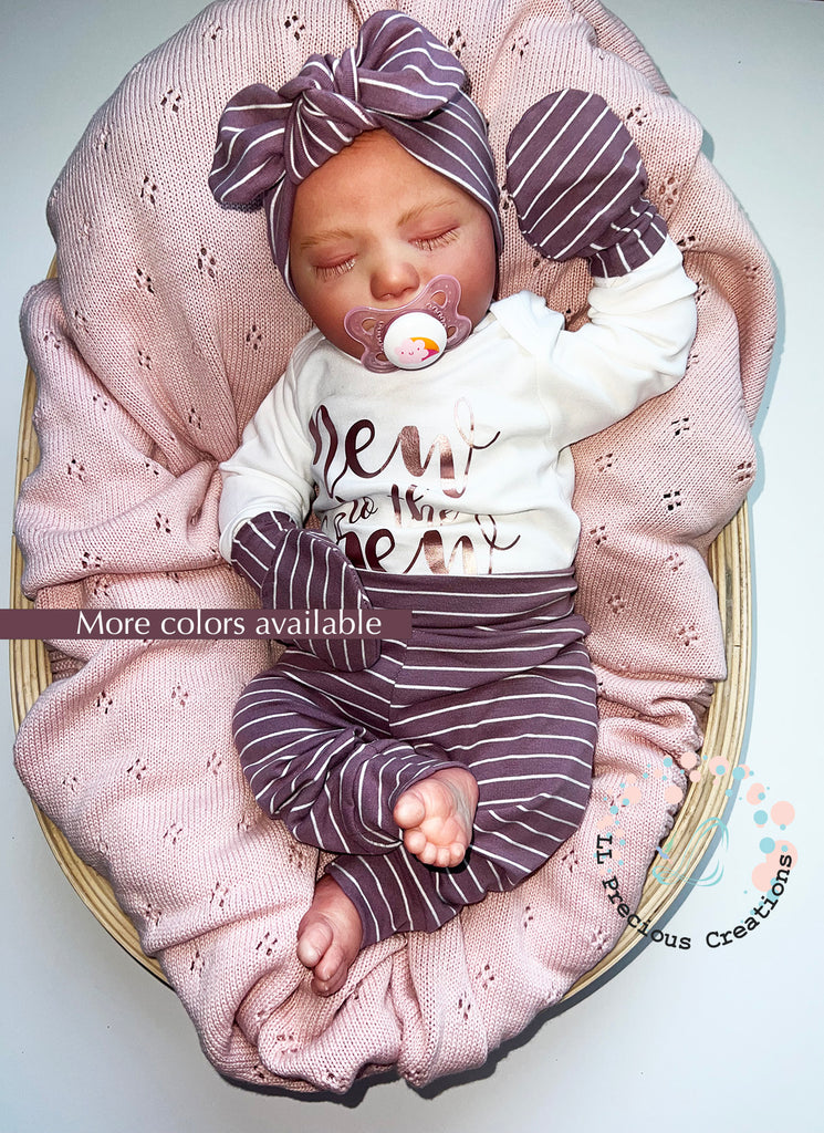 New to the Crew Mauve Baby Coming Home Outfit Baby Girl Mauve Clothes Newborn Baby Gift #llpreciouscreations #newbornbabygirl #babyshowergift #newtothecrew #cominghomeoutfit #mauvebabyoutfit #babygirlpants #handmadebabyoutfit #highqualityoutfit #babymittens #newbornheadband #babyshowergift #olivebabyoutfit #newbornbabyboy